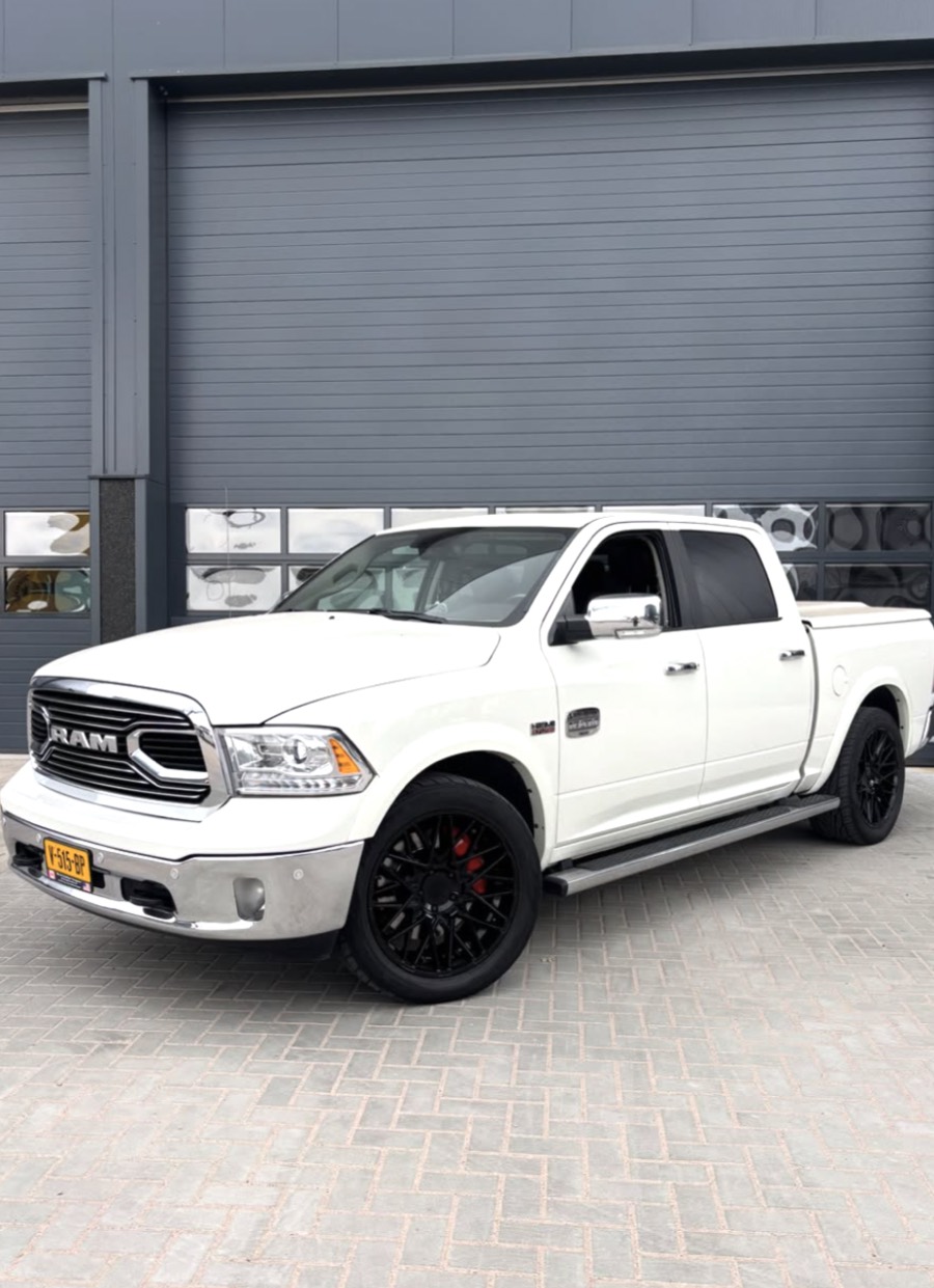 Witte RAM 1500 met zwarte velgen en rood gespoten remklauwen
