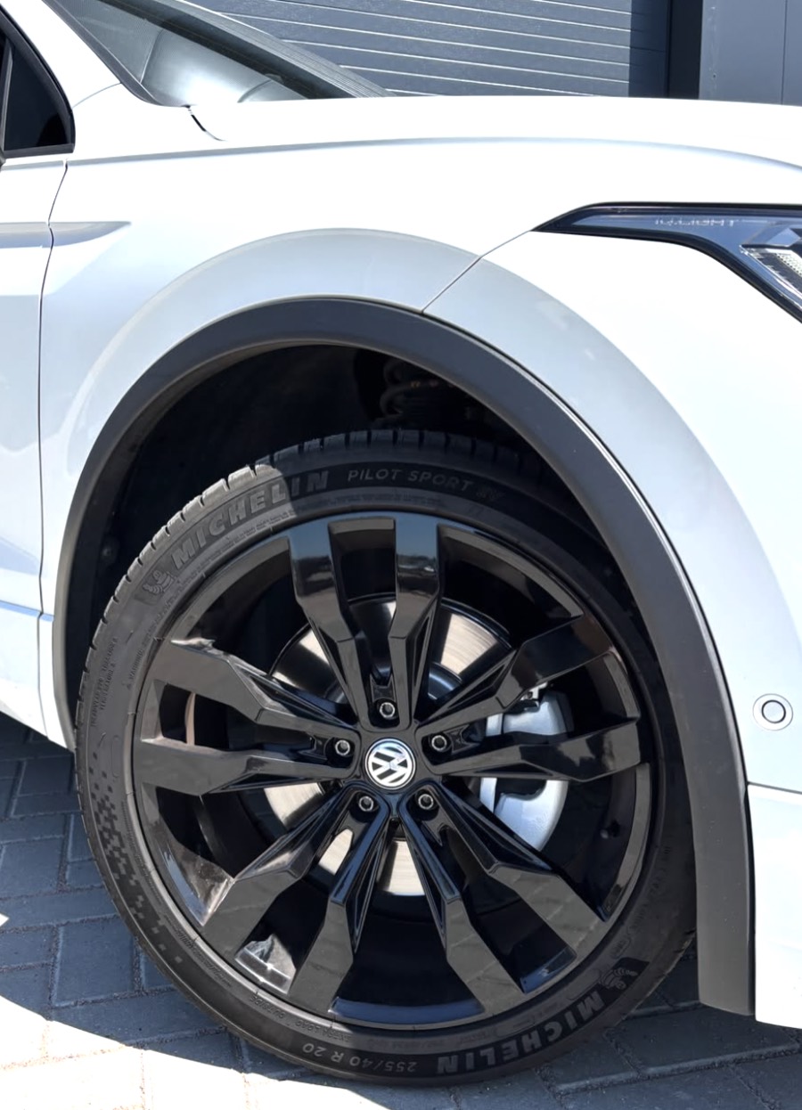 Close-up van een in hoogglans zwart gespoten 20-inch velg van een VW Touareg